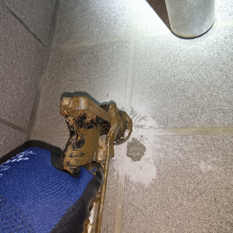 玄関の床にシロアリ駆除剤を注入