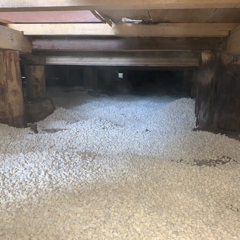 床下に調湿剤を敷き詰めた様子