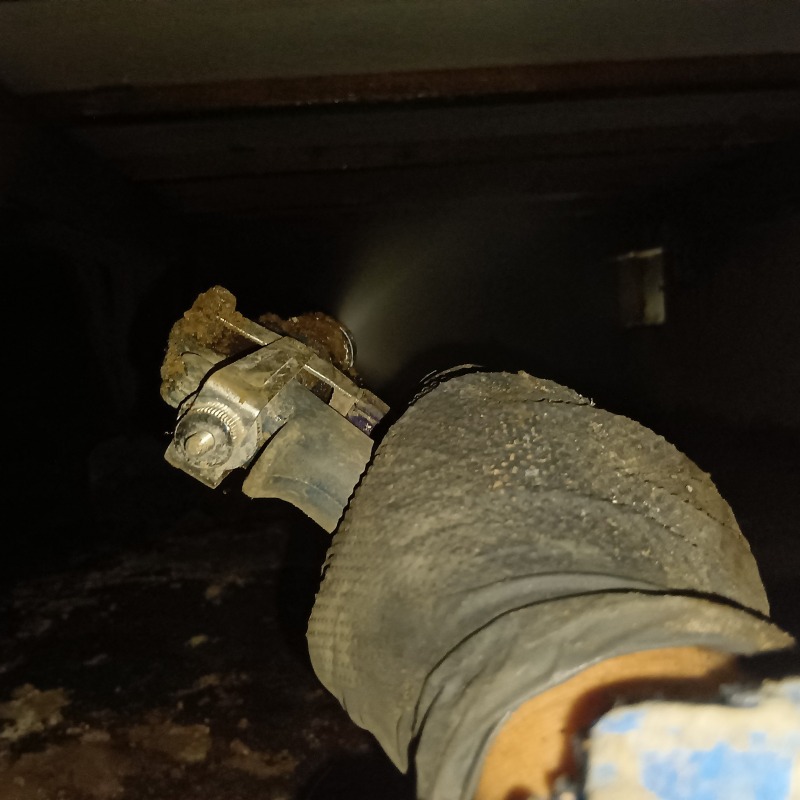 床下の地面に防蟻剤を散布する様子