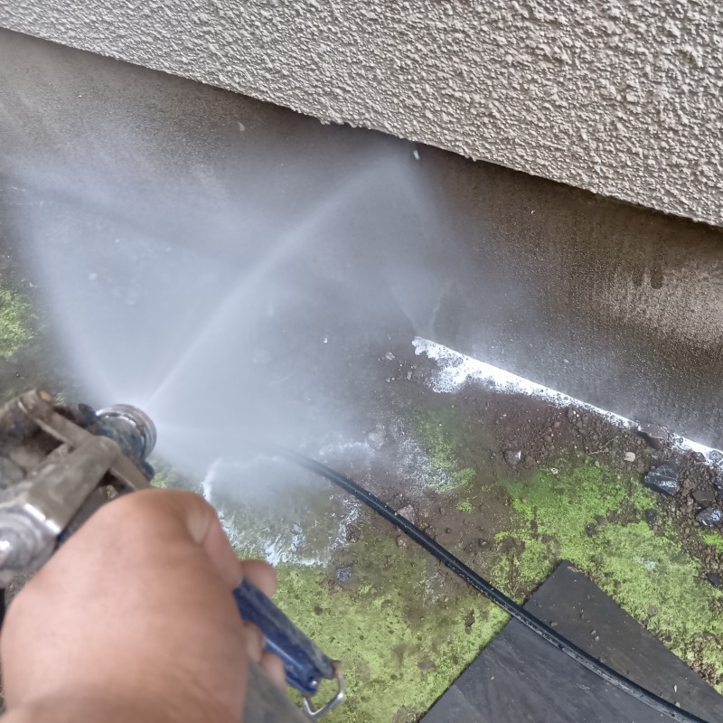 基礎まわりに防蟻剤を散布する様子