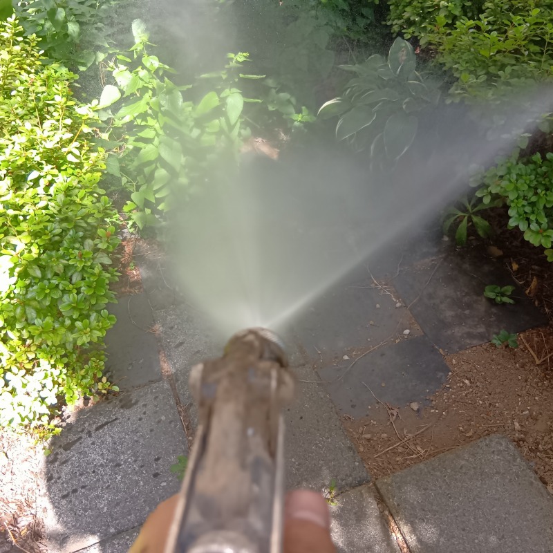 お庭の地面に防蟻剤を散布する様子