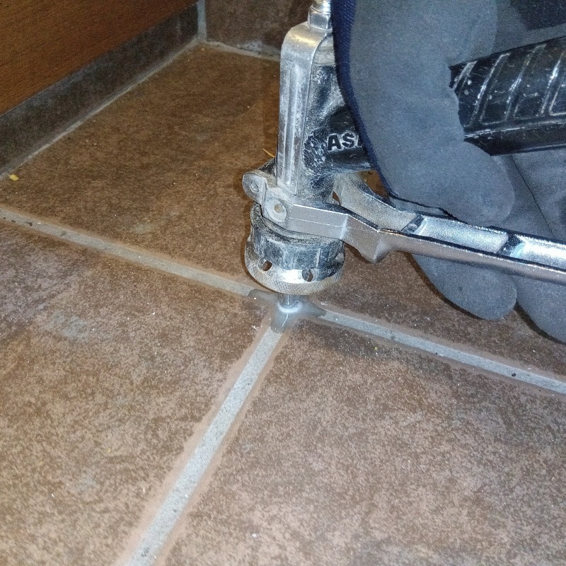 玄関の床にシロアリ駆除剤を注入