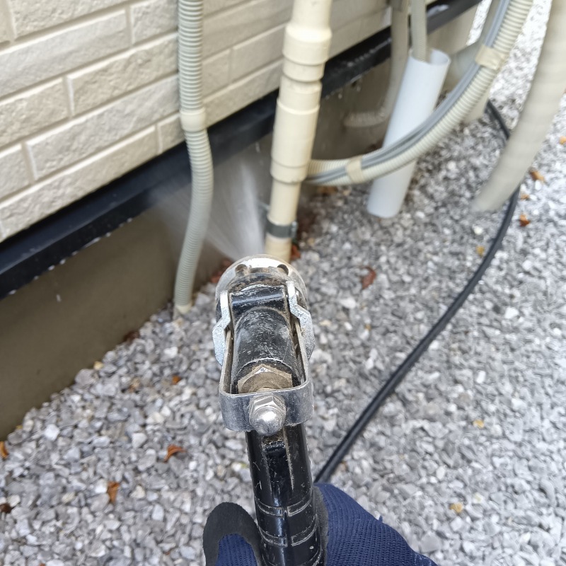 基礎まわりにシロアリ駆除剤を散布