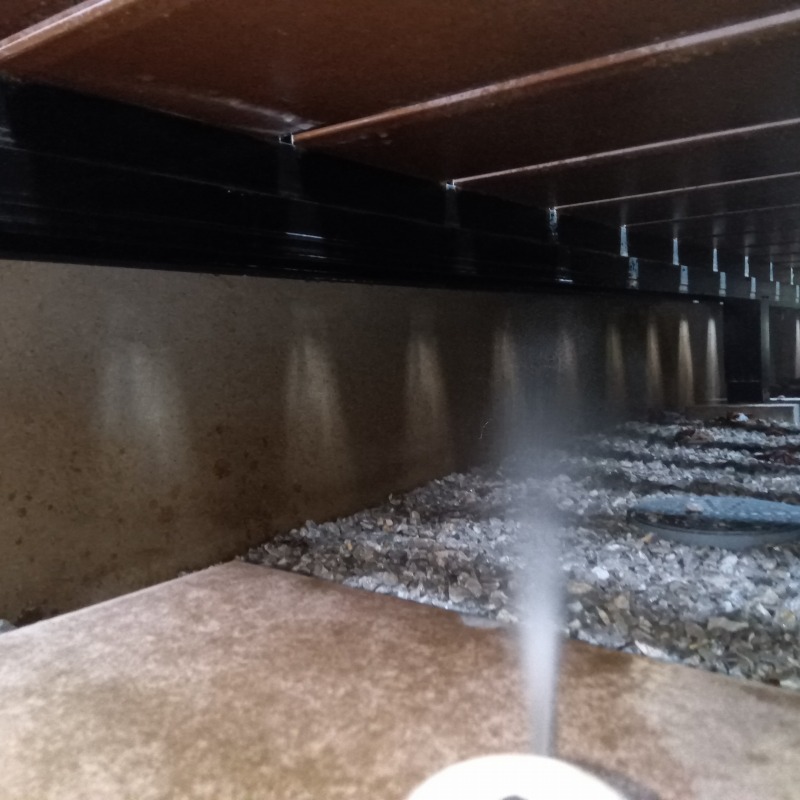 ウッドデッキ下にシロアリ駆除剤を散布