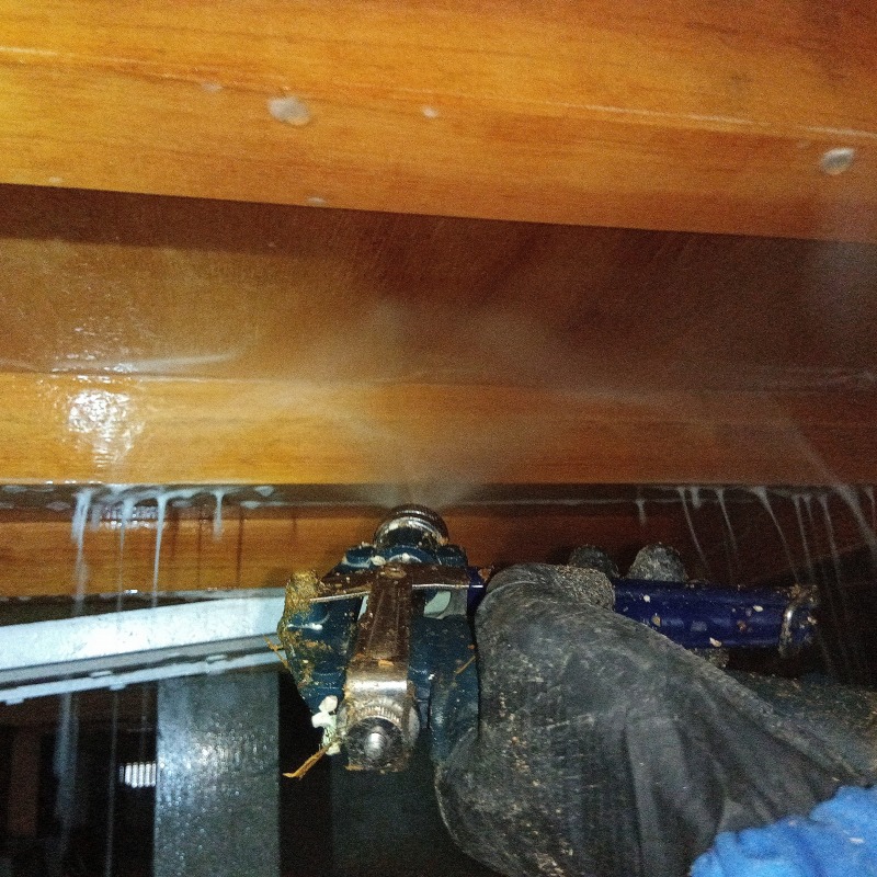 床下木部全体に防蟻剤を散布