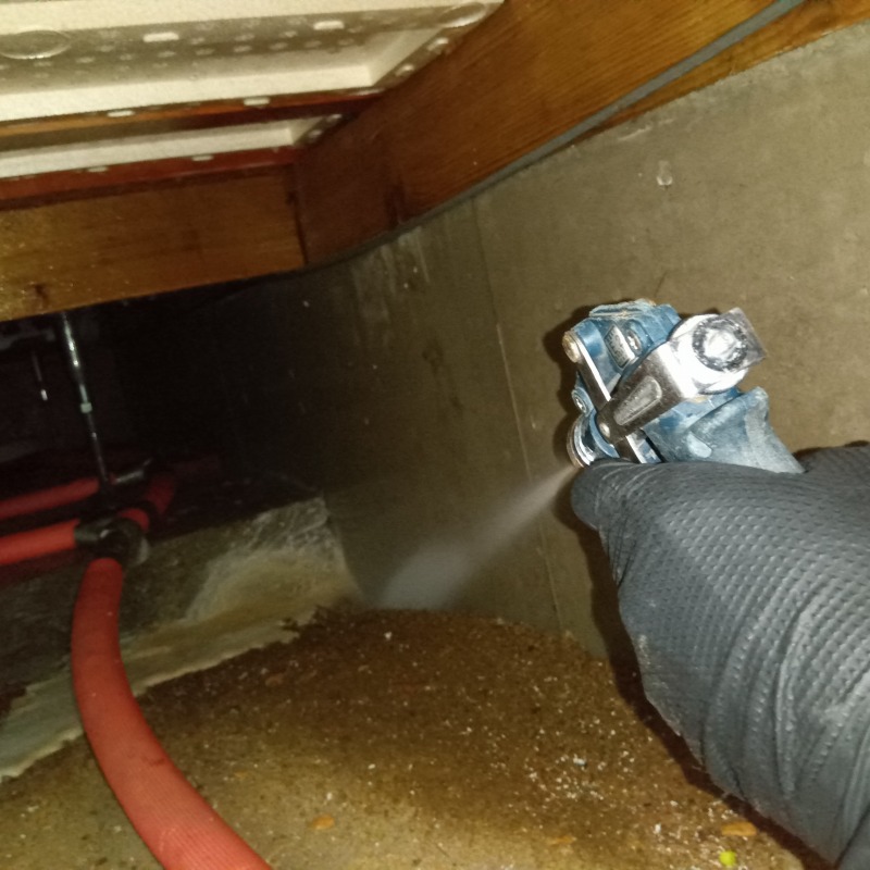 床下の地面に防蟻剤を散布