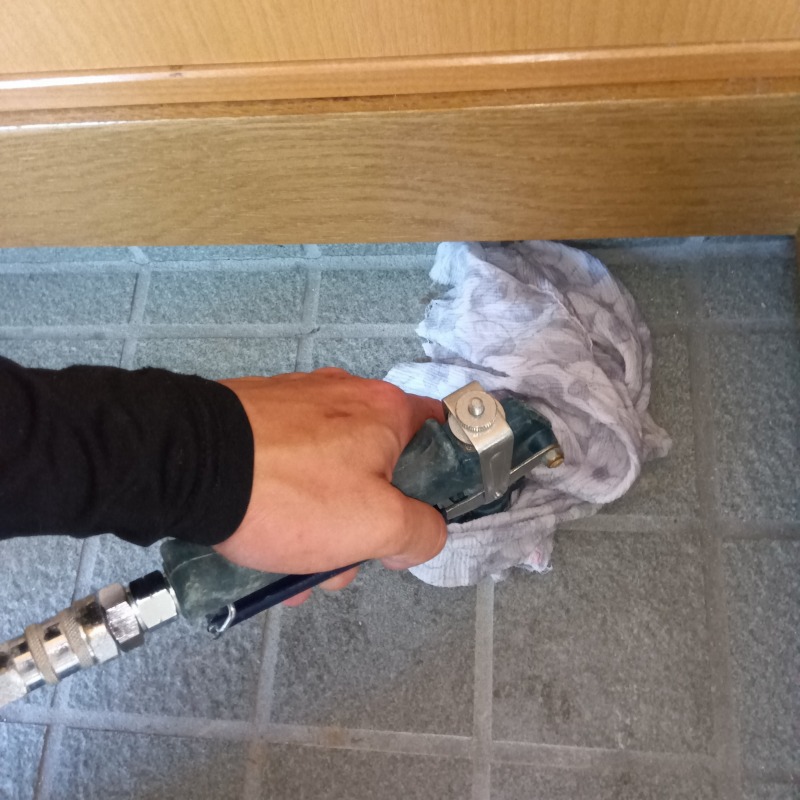 玄関床に防蟻剤を注入