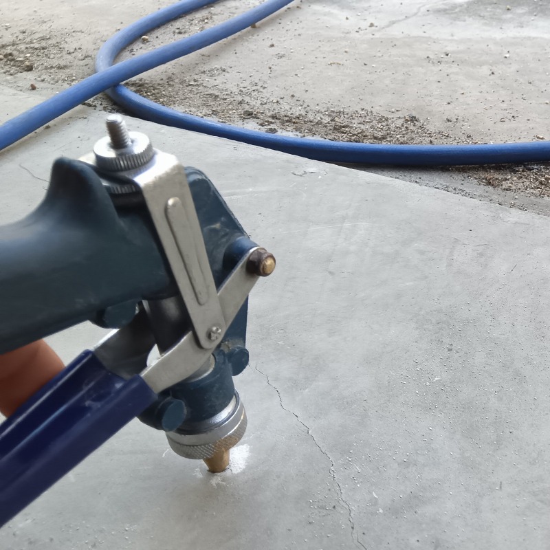 コンクリートの床にシロアリ駆除剤を注入する様子