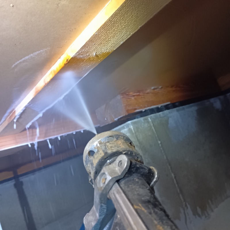 床下の木材に防蟻剤を散布する様子