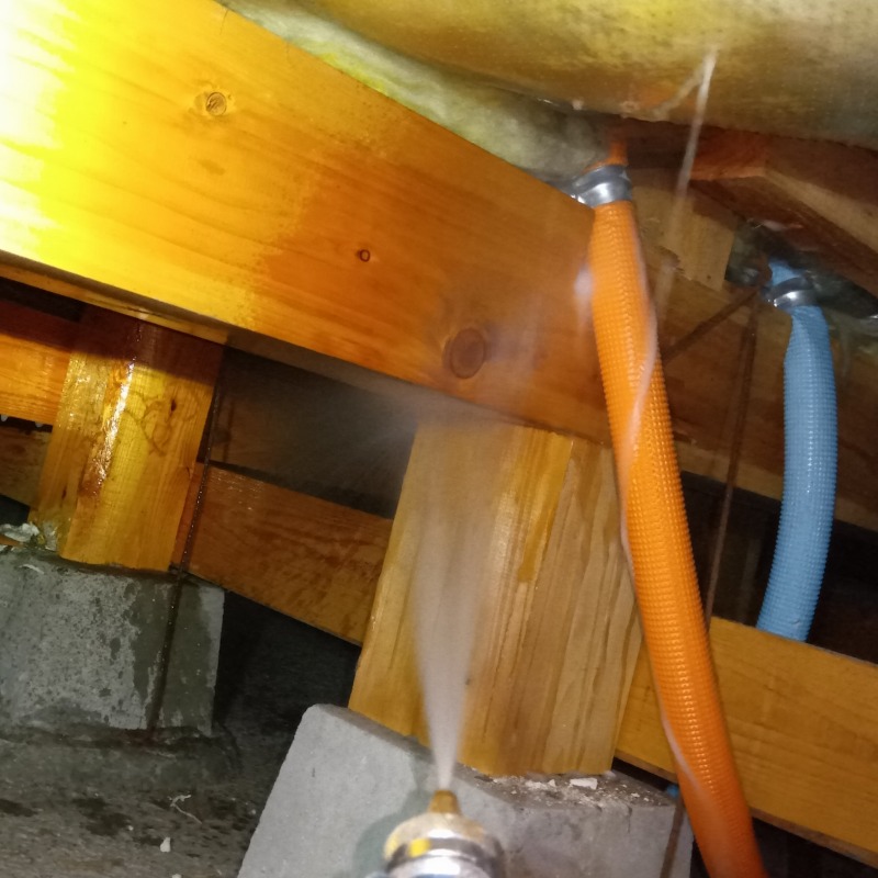 床下木部処理の様子