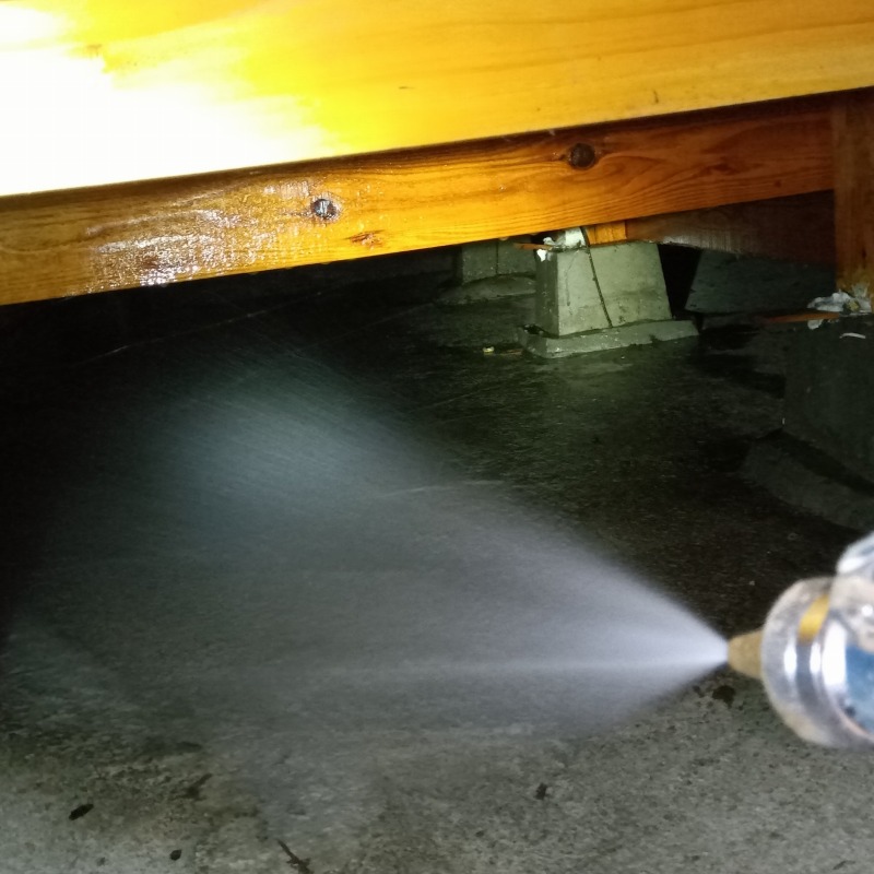 床下土壌処理の様子