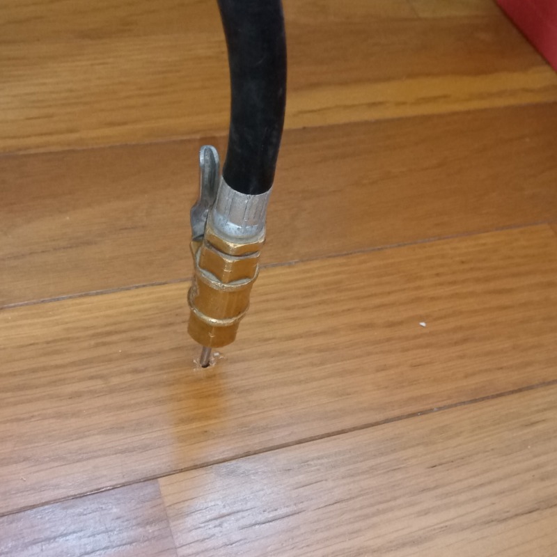 室内床に薬剤を注入する様子