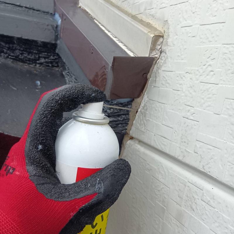 外壁のすき間に忌避剤を散布