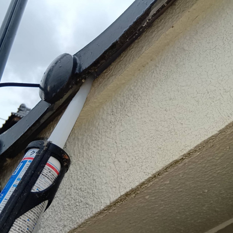 天井裏を除菌・消臭する様子