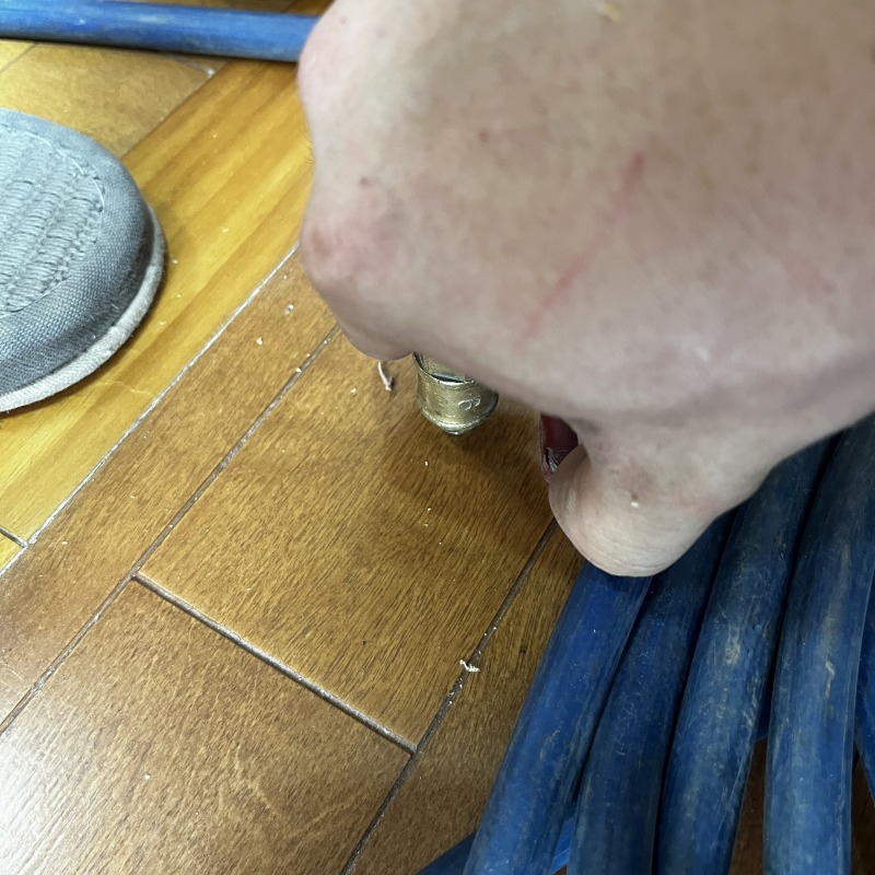 室内木部にシロアリ駆除剤を注入する様子