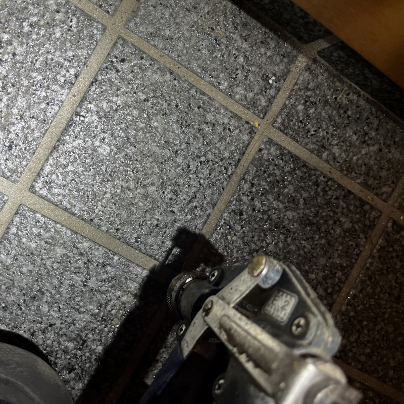 玄関床にシロアリ駆除剤を注入する様子