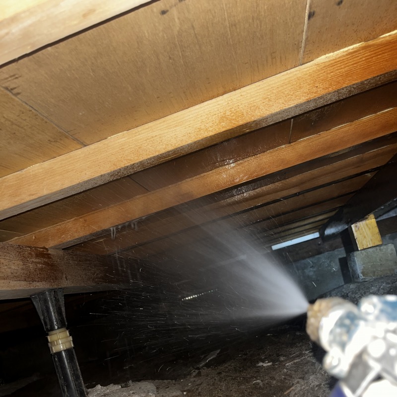 床下木部にシロアリ駆除剤を散布