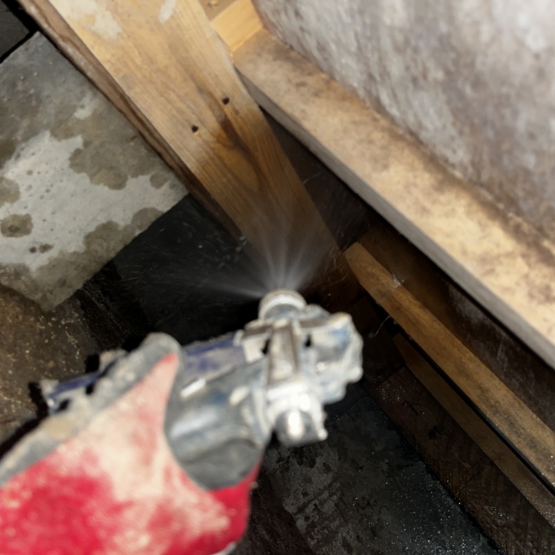 床下木部にシロアリ駆除剤を散布