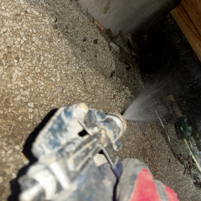 床下の土壌にシロアリ駆除剤を散布