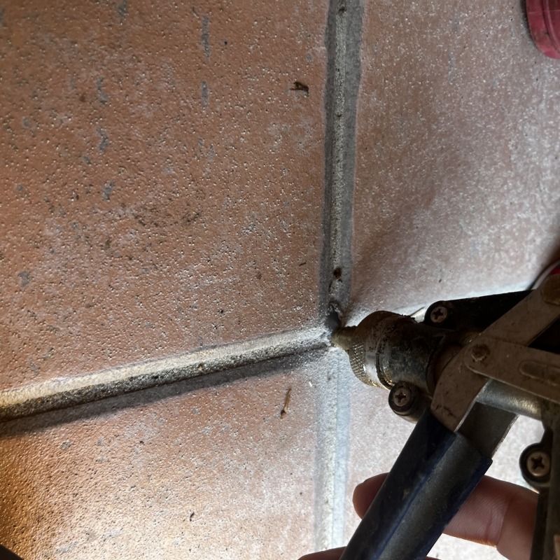 玄関の床下にシロアリ駆除剤を注入