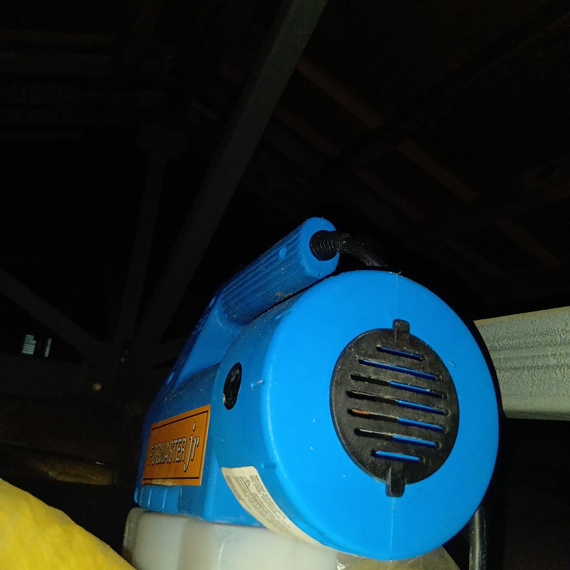 床下の殺虫作業