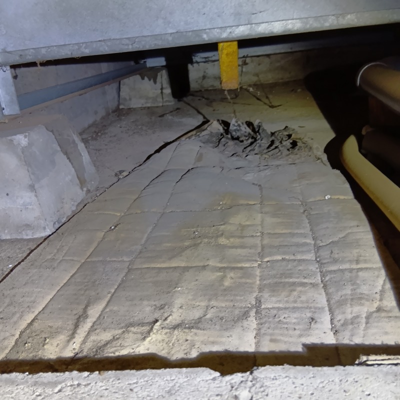 床下に放置されていたダンボールなどのゴミ