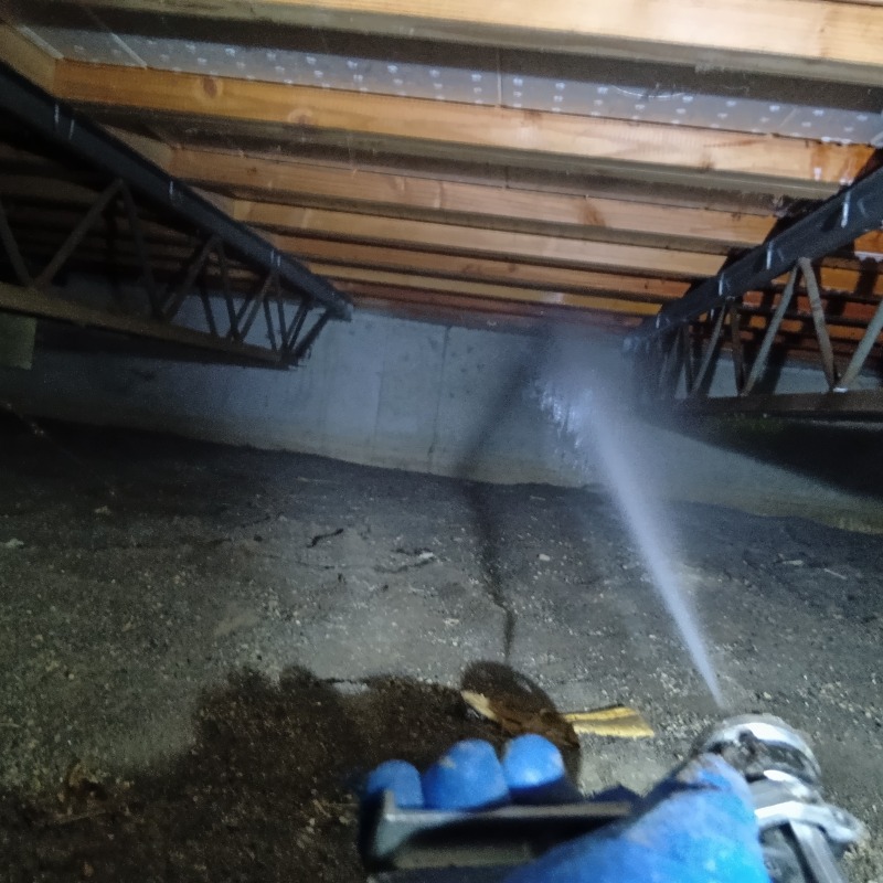 床下の土壌に防蟻剤を散布する様子