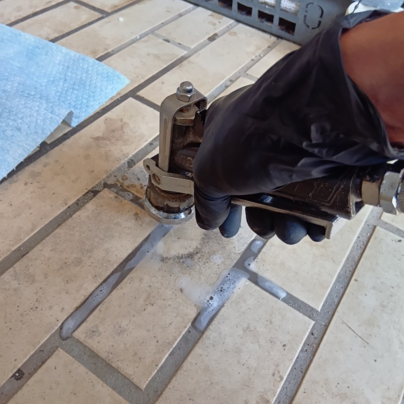 玄関の床に防蟻剤を注入する様子