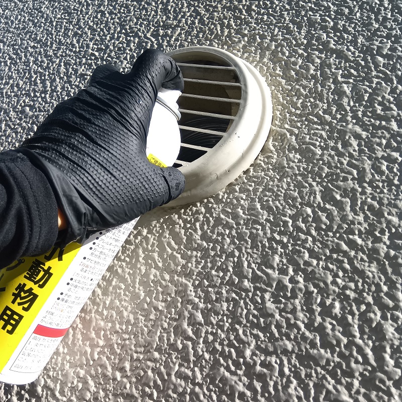 換気扇内に忌避剤を散布する様子