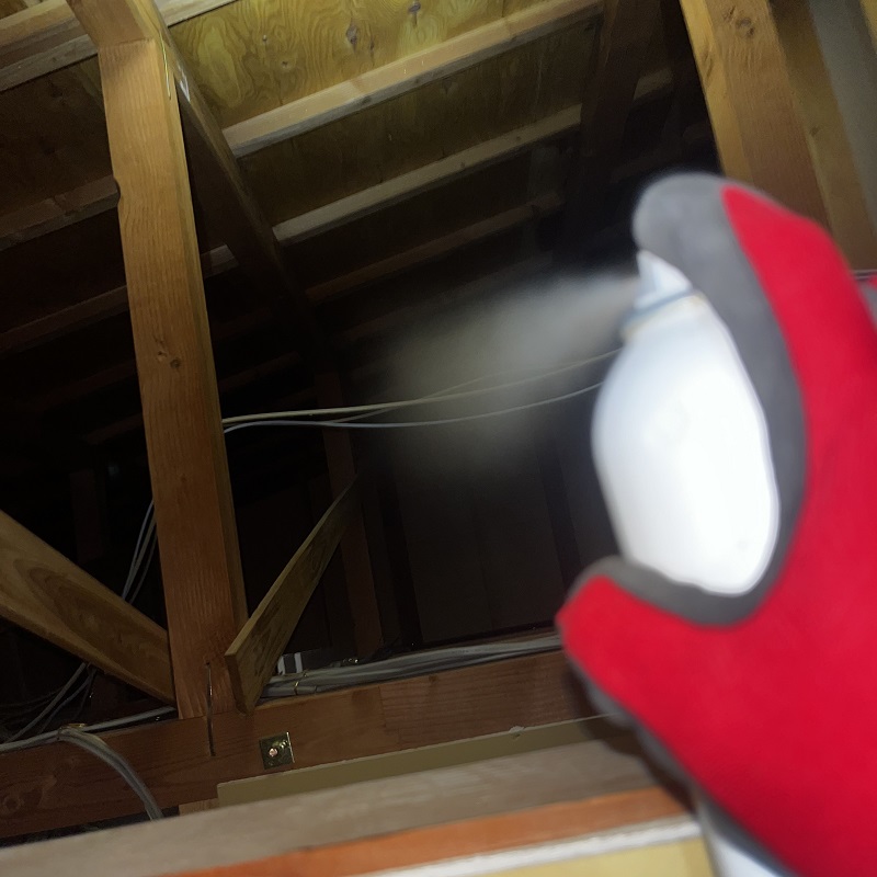 天井裏に忌避剤を散布