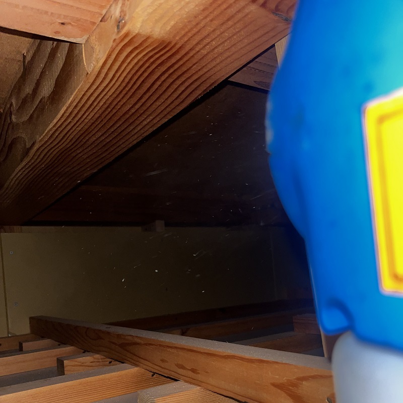 天井裏の除菌作業の様子