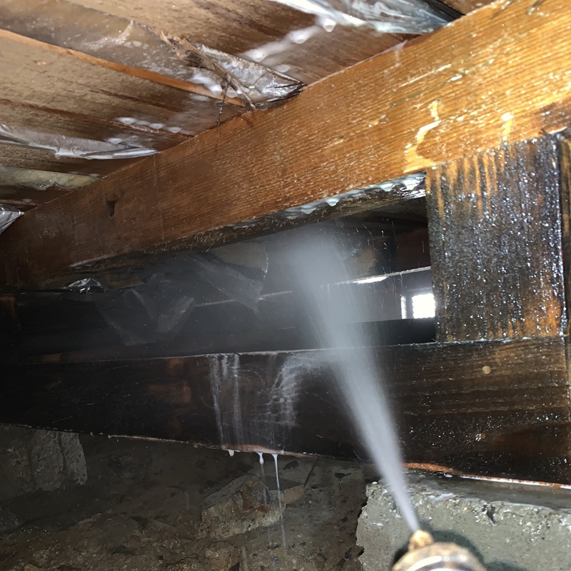 床下の木材にシロアリ駆除剤を吹き付け