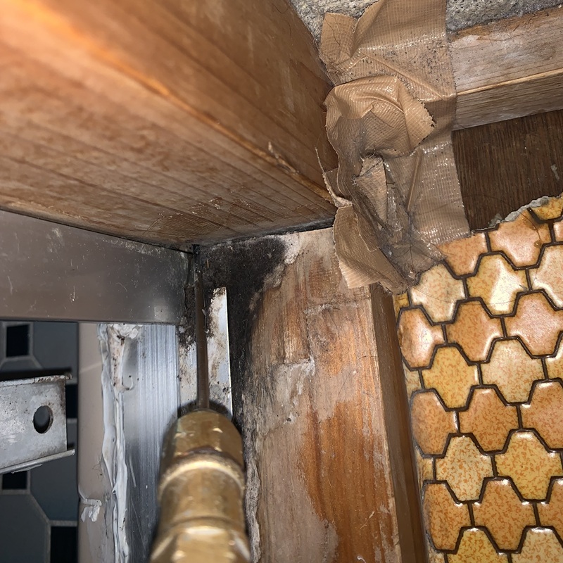 室内の木材にシロアリ駆除剤を注入