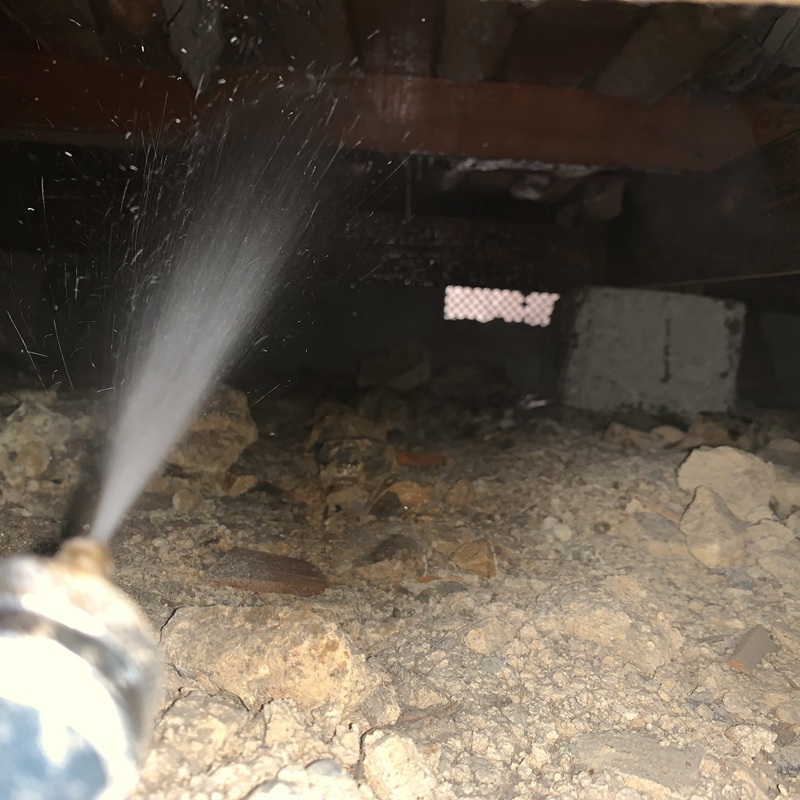 床下の土壌にシロアリ駆除剤を散布