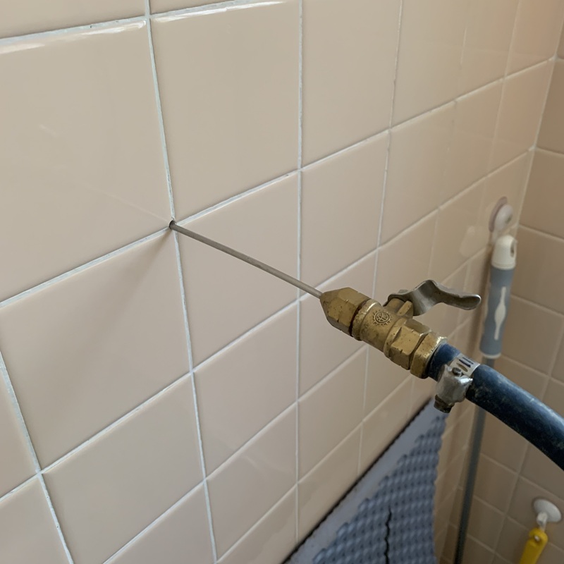 浴室の壁にシロアリ駆除剤を注入