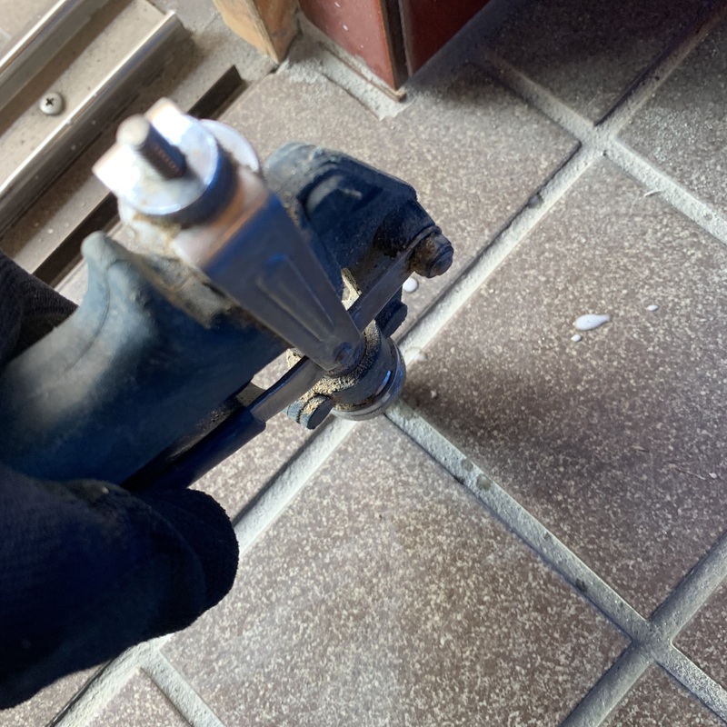 玄関の床にシロアリ駆除剤を注入