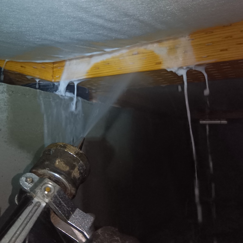 床下の木材にシロアリ駆除剤を吹き付け