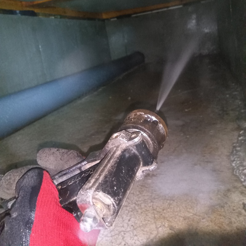 床下の地面にシロアリ駆除剤を散布