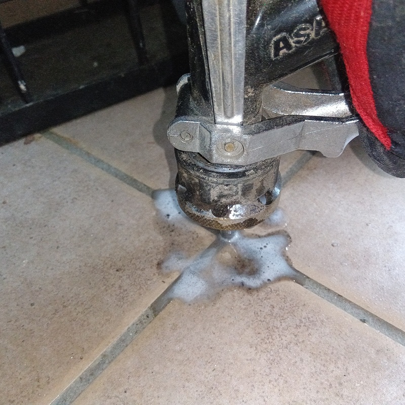 玄関の床にシロアリ駆除剤を注入