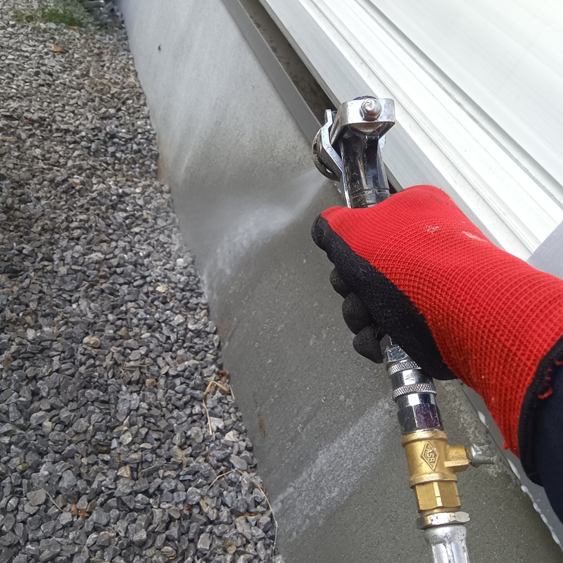 基礎周りにシロアリ駆除剤を散布