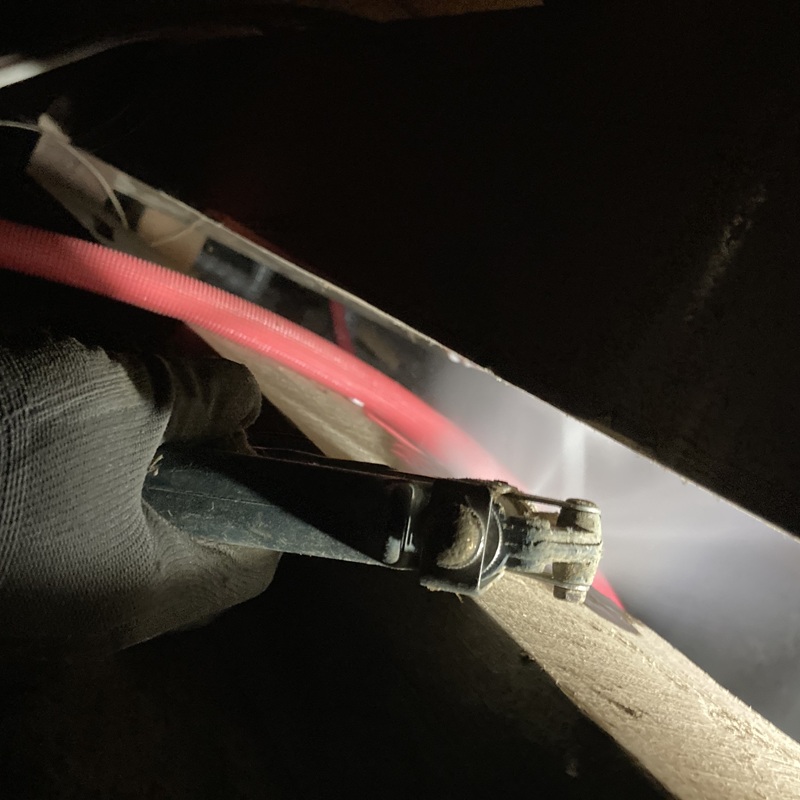 床下の奥にシロアリ駆除剤を散布する様子