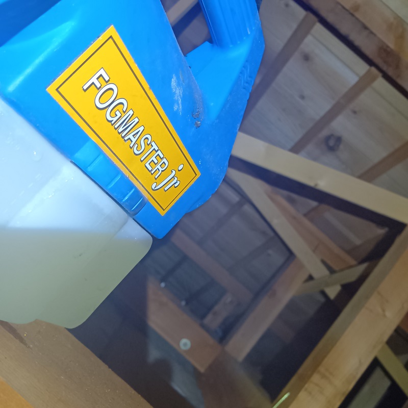 天井裏に忌避剤を散布する様子