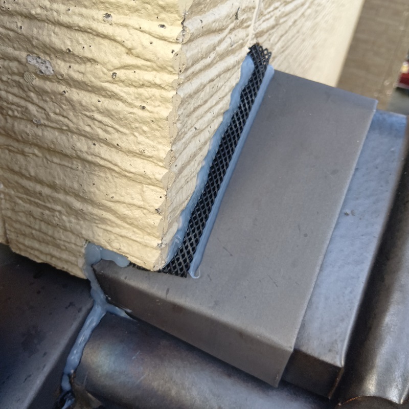 天井と外壁のすき間を封鎖した様子