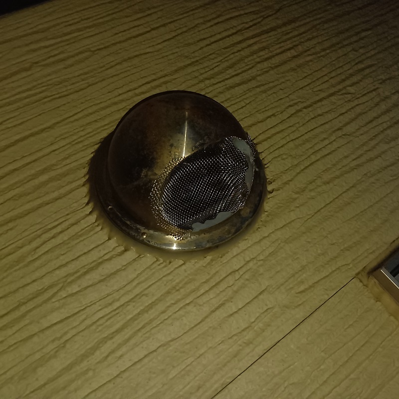 換気扇に侵入防止ネットを設置した様子