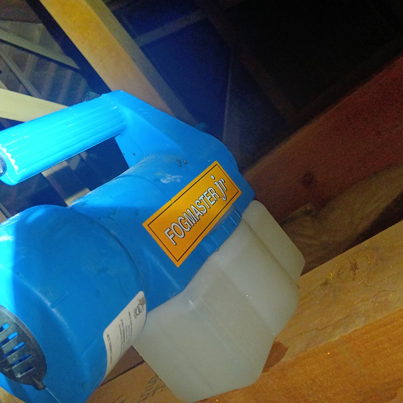 天井裏の殺虫処理の様子