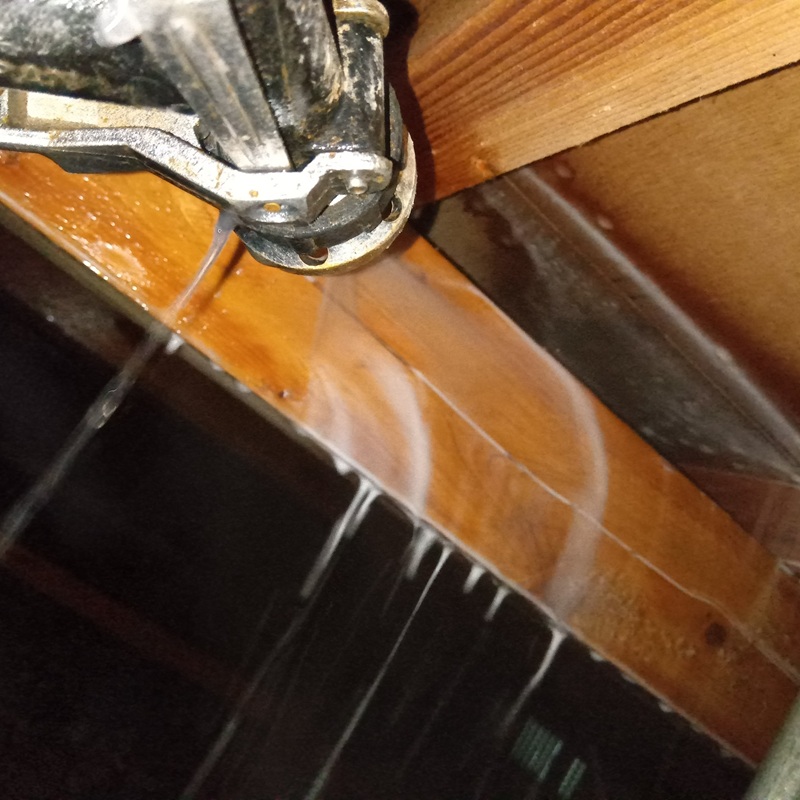 床下木部処理の様子