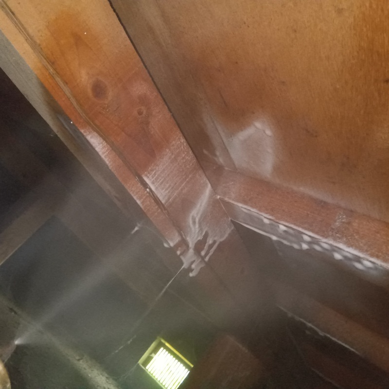 床下木部処理の様子