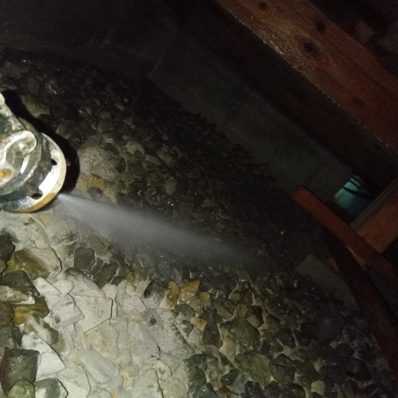 床下土壌処理の様子