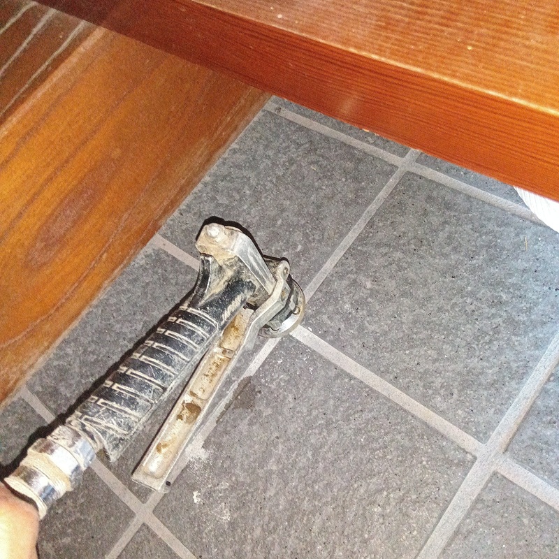 玄関穿孔処理の様子