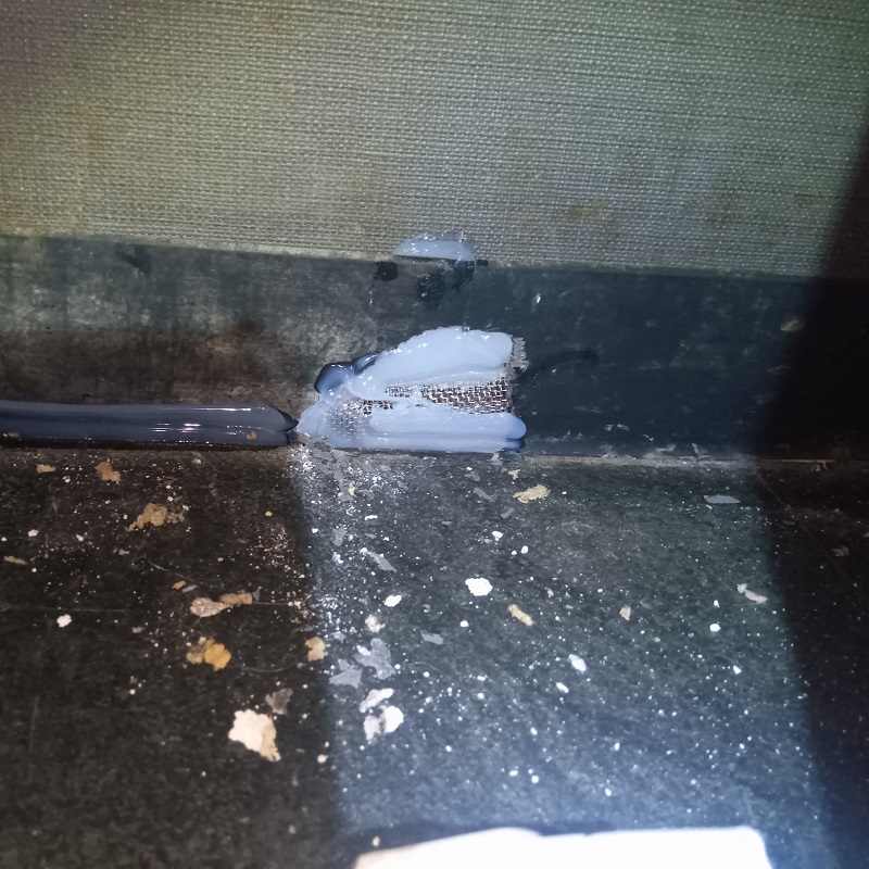 壁に開いた侵入口を封鎖